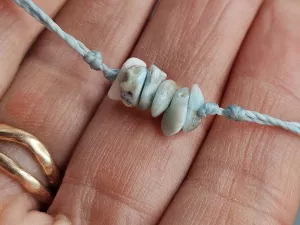 Provázkový náramek Larimar sekaný v modré (17 - 26 cm) Provázkový náramek Larimar sekaný v modré (17 - 26 cm)