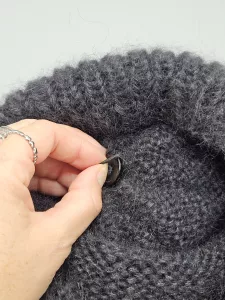 Ručně pletená čepice černá dámská velikost (56 - 60 cm) Ručně pletená čepice černá dámská velikost (56 - 60 cm)