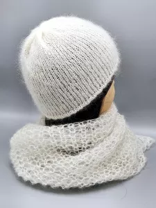 Ručně pletená čepice přírodní bílá dámská velikost (54 - 56 cm)