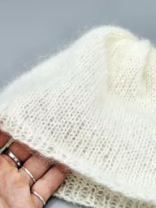 Ručně pletená čepice přírodní bílá dámská velikost (54 - 56 cm)