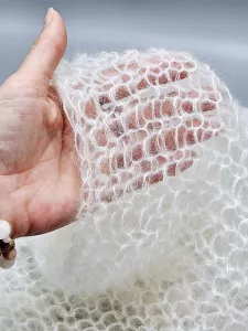 Ručně pletený šátek přírodní bílá z mohéru a hedvábí