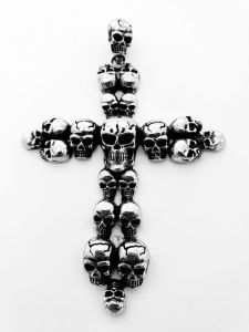 Ocelový přívěsek - Kříž s lebkami velký